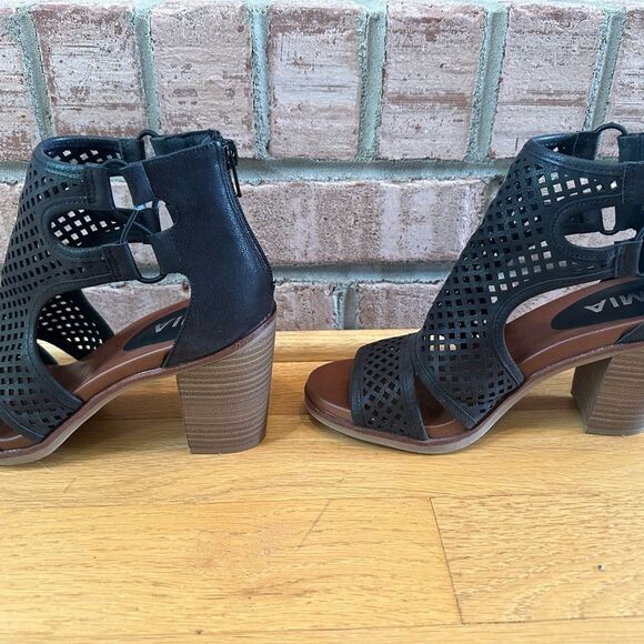 MIA Black Heeled Sandals with Perforated Design - Picture 5 of 9